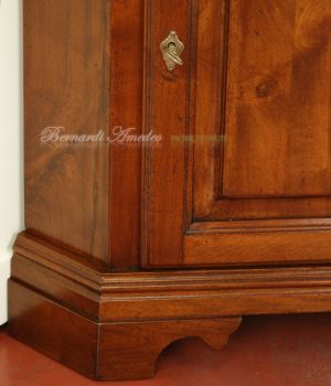 Credenza ad angolo in noce massiccio stile classico